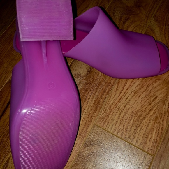 adorable Jeffrey Campbell rubber mule in fuchsia - Picture 2 of 3